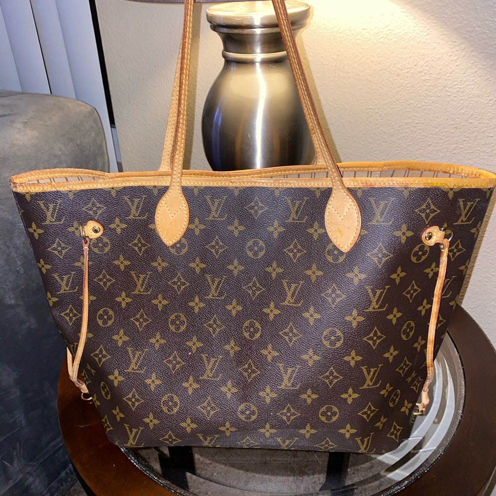 SOLD %Authentic Louis Vuitton Neverfull MM